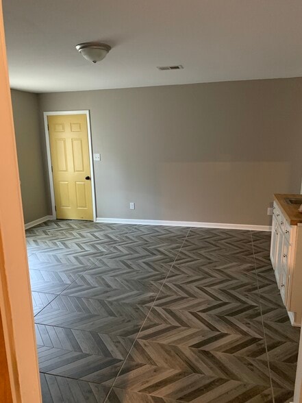 Separate large master with small island as well as separate entry - 3381 Leschallas Dr