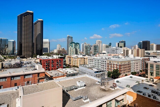 Building Photo - Top Floor Condo in the Gaslamp District!
