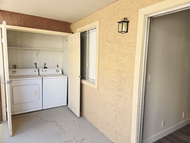 Building Photo - 5260 River Glen Dr