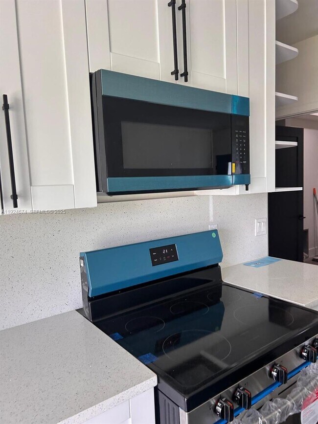 Building Photo - 710 Bedford Point Ave