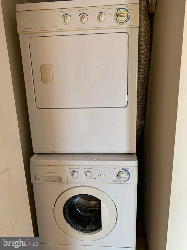 Building Photo - 4500 S Four Mile Run Dr