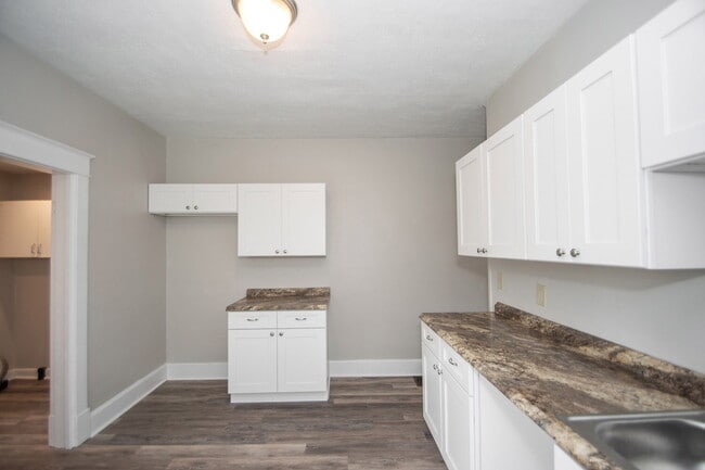 Building Photo - "Charming 3-Bed Duplex Retreat on E Ohio S...