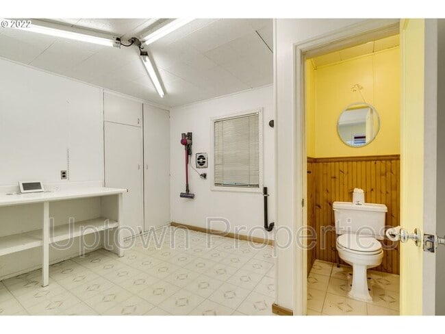 Building Photo - 6470 SW Old Scholls Ferry Rd