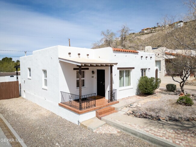 Building Photo - 1211 Mesita Dr