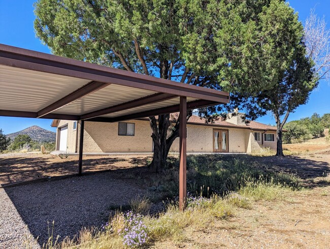 Building Photo - 3 Bedroom / 2 Bath