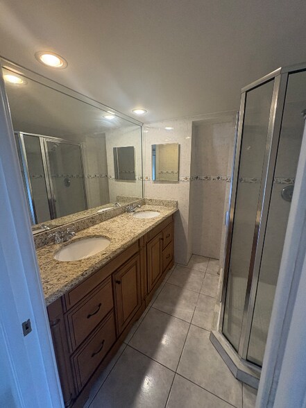 Building Photo - 607 6th Ct