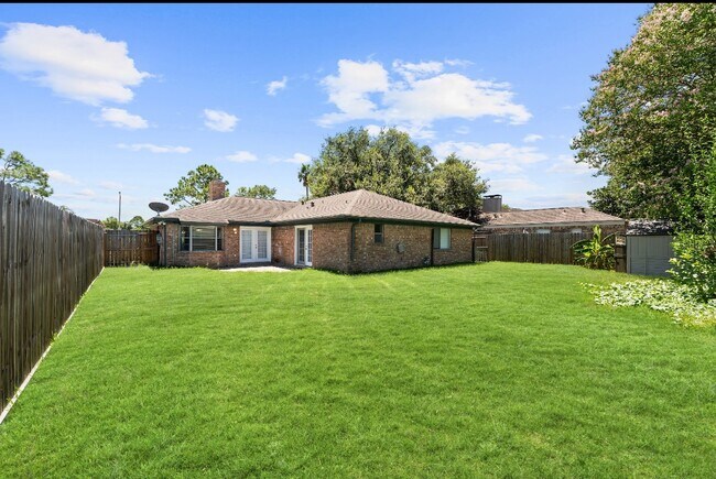 Building Photo - 815 Pebbleshire Dr