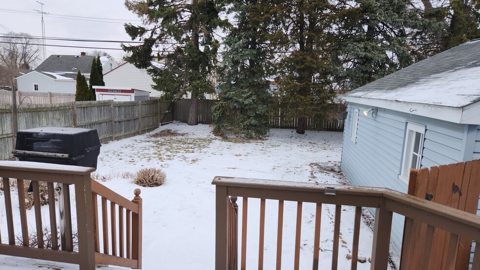 Building Photo - 2000 32nd St