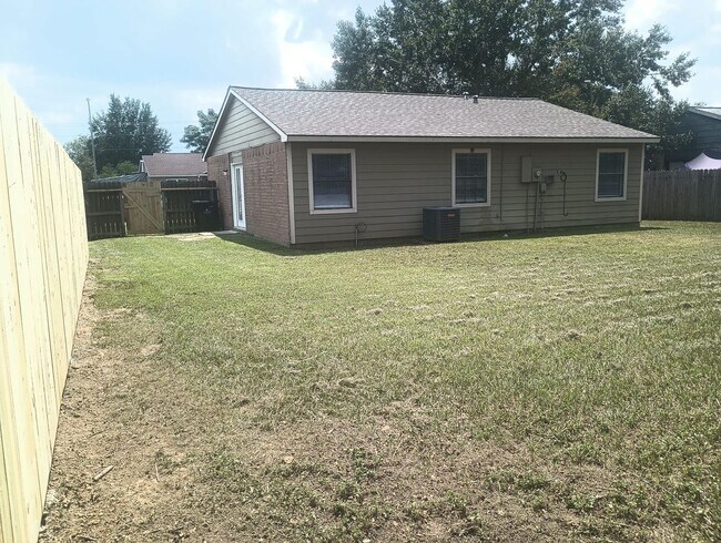Building Photo - 3 bed / 1 bath home in Hockley - Move in R...