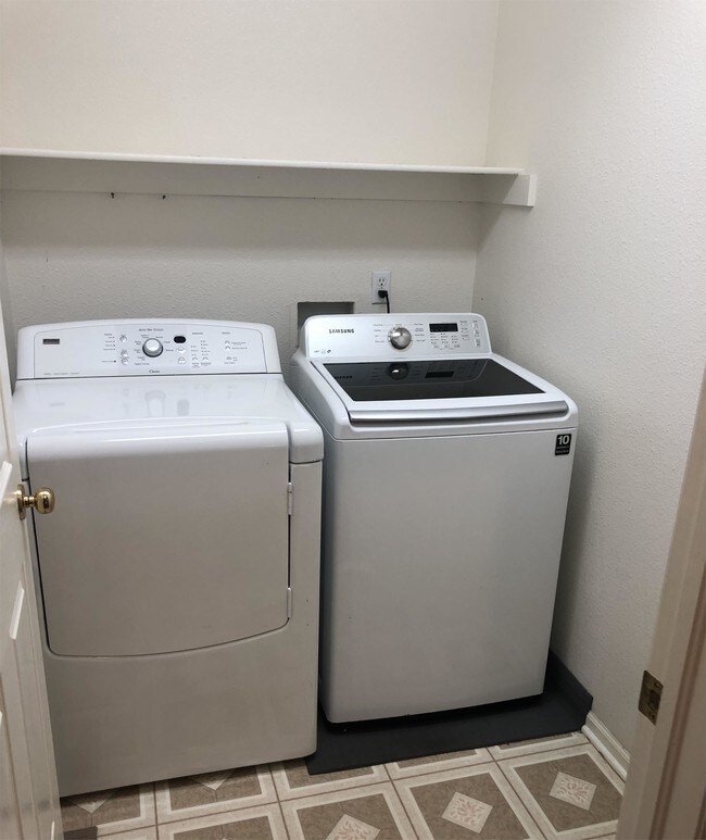 Building Photo - 2585 Clayton Cir