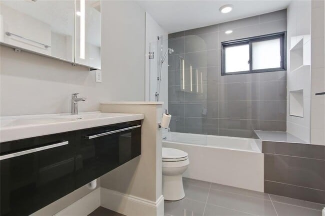 Building Photo - 693 Myrtle St NE