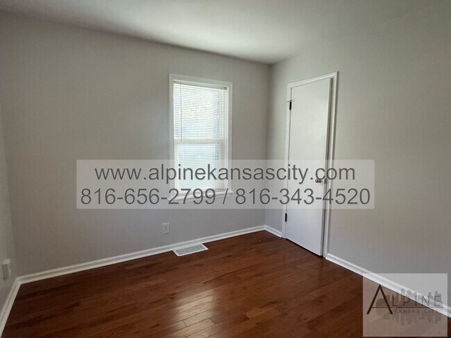 Building Photo - Spacious Gladstone Ranch!