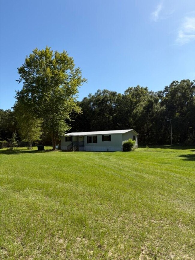 Building Photo - 3 Bedroom Home Available Now!