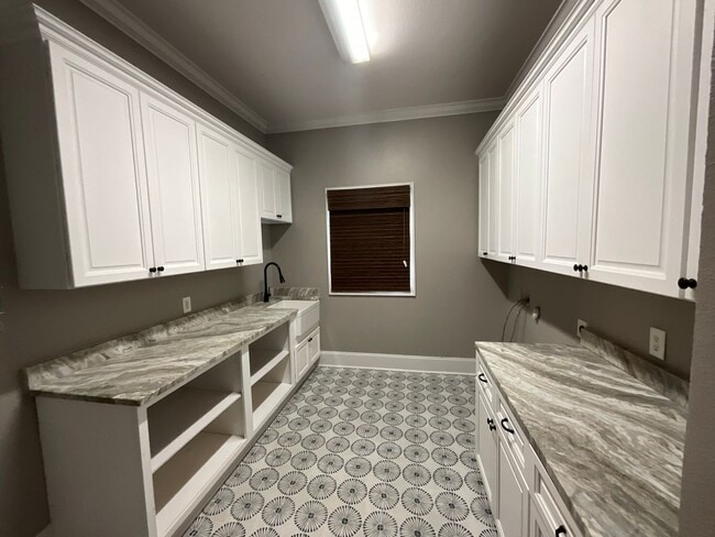 Building Photo - Live in Greystone Golf & Country Club!
