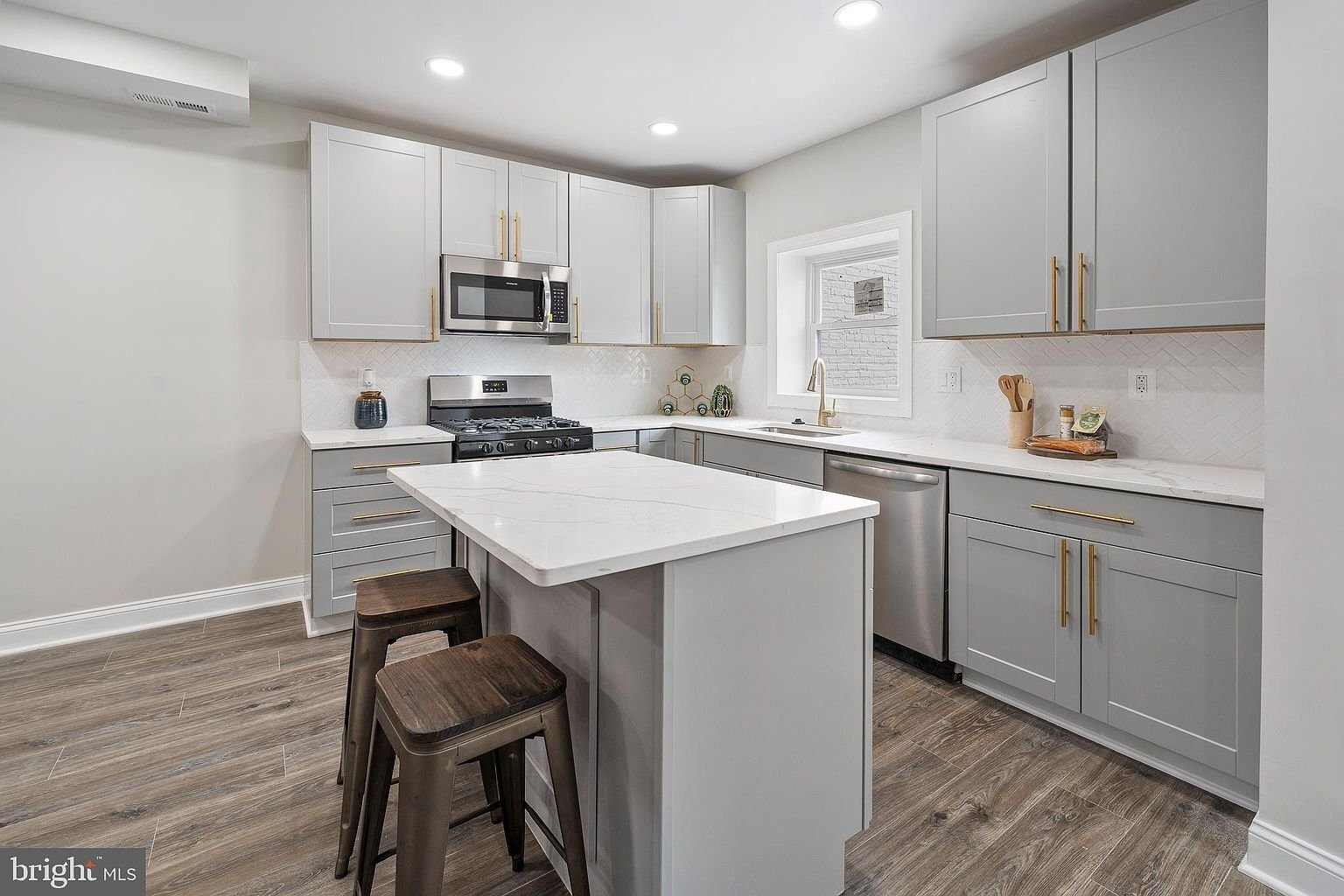 Building Photo - 202 Adams St NE