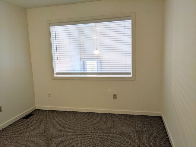 Building Photo - Spacious 2 Bedroom Apartment in Emmaus!