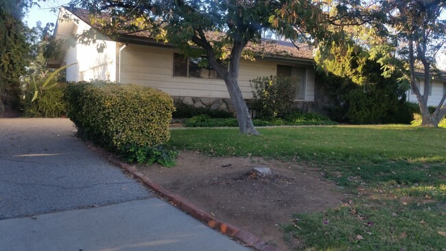 Building Photo - Spacious Duplex in South Redlands with Poo...