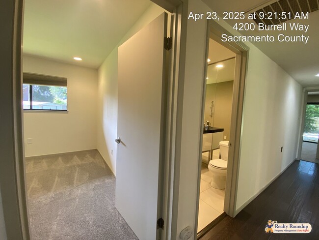 Building Photo - Sprawling Ranch with Open Floorplan & Exce...