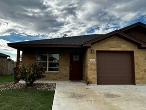 Building Photo - 2611 Leroy Ln