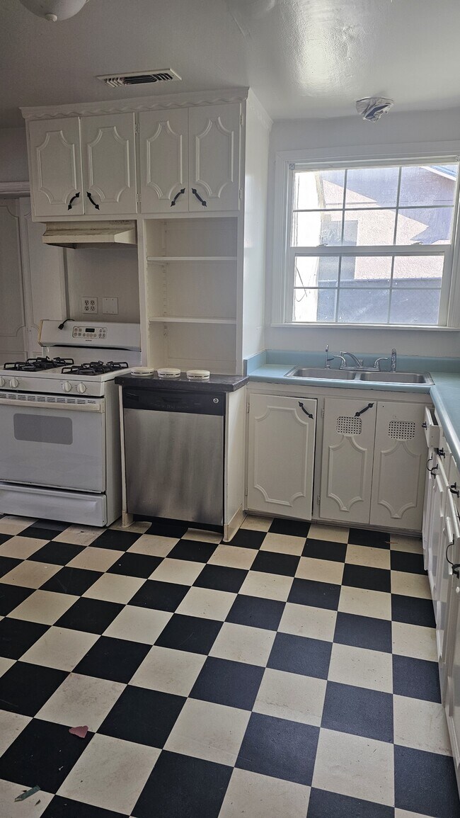 Building Photo - 2545 Nevada Ave