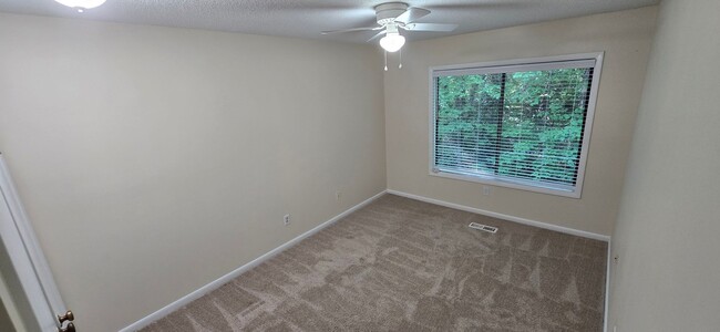 Building Photo - Townhome convenient to shopping and schools
