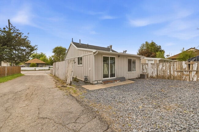 Building Photo - 3022 Jefferson Ave