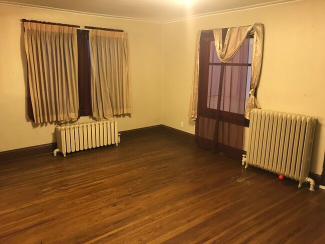 Building Photo - Charming 3 bedroom 1 bath in University/Le...