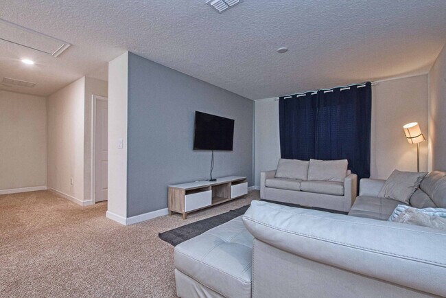 Building Photo - 4728 Sleepy Hollow Dr