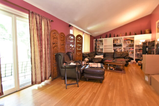 Building Photo - Fantastic 4 bedroom, 2 full bath, 2 half bath home in Close in Silver Spring!