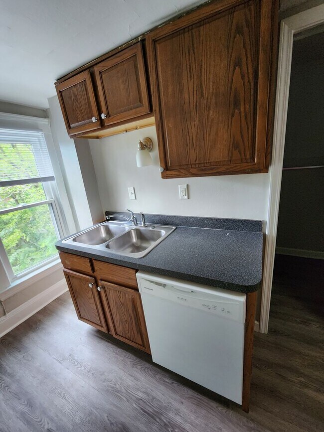 Building Photo - SUPER CLEAN 1 Bedroom Apt For Rent