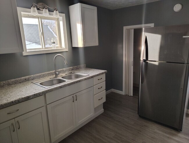 Building Photo - 609 E Mulberry St