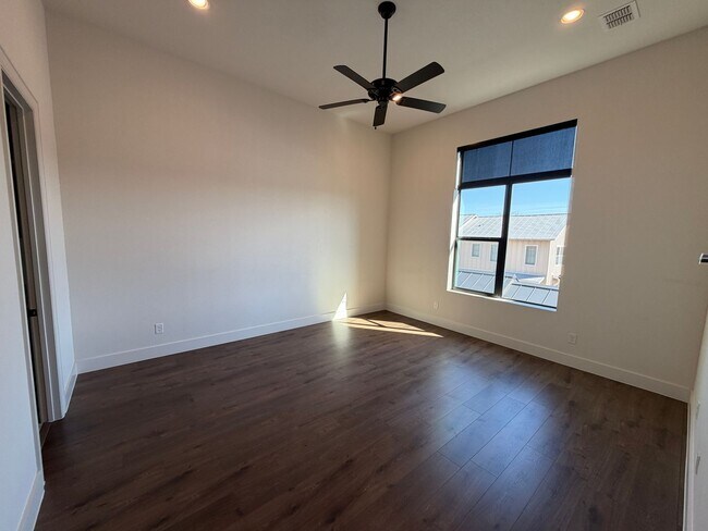 Building Photo - Town Creek CONDO! Large Balcony / Fridge, Washer, Dryer Included / Garage / NBISD