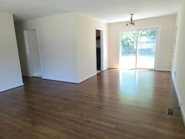 Building Photo - Move In Ready 3 Bedroom Ranch!