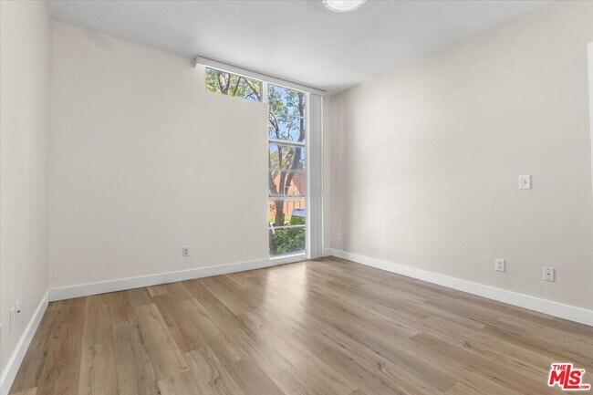 Building Photo - 5350 White Oak Ave