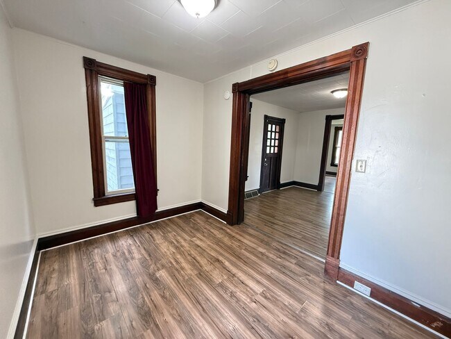 Building Photo - 306 N Elm Ave