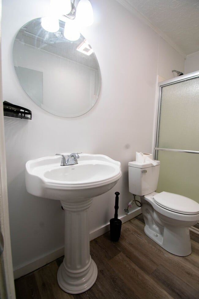 Building Photo - 2 Bedroom 1 Bathroom Updated Apartment! No Pets