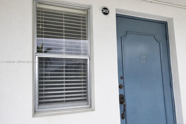 Building Photo - 950 Hillcrest Dr