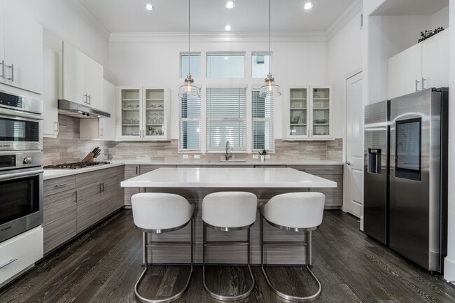 Building Photo - 2312 Hutchins St