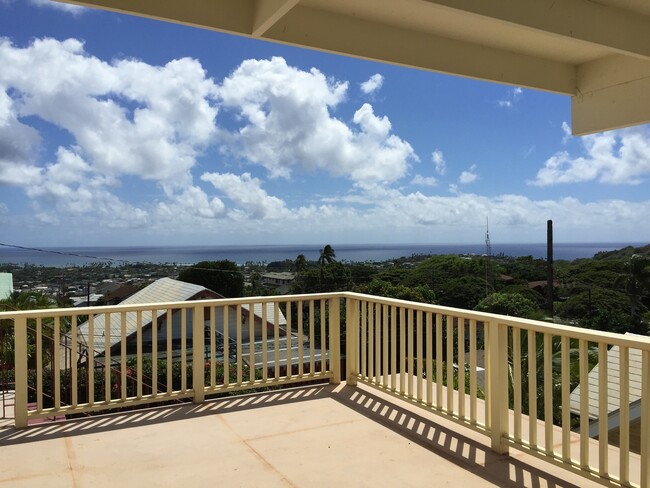 Building Photo - Kaimuki's Best & Most Convenient Location!...