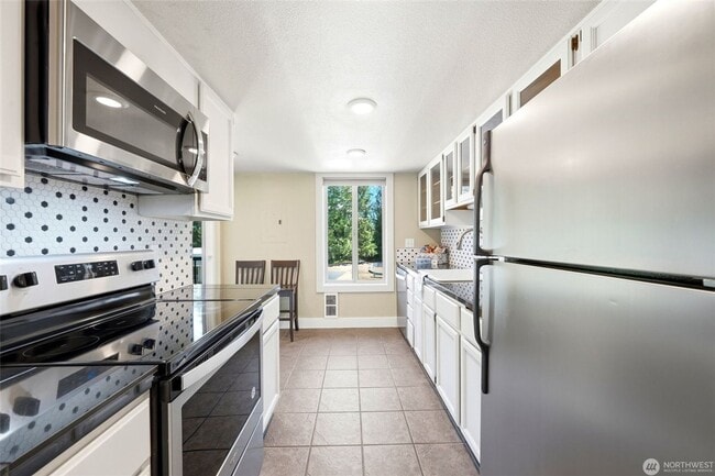 Building Photo - 4641 W Lake Sammamish Pkwy SE
