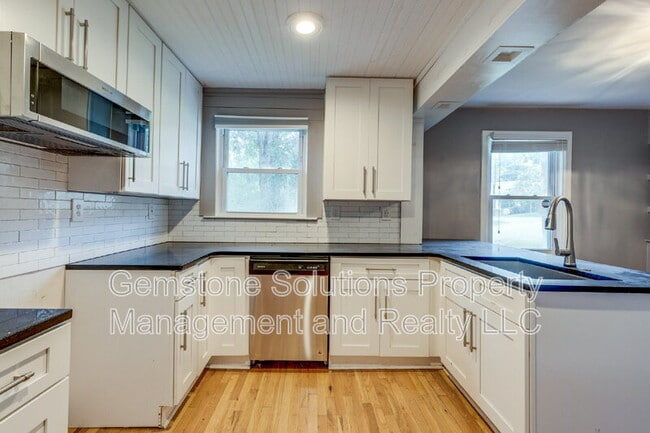 Building Photo - 2930 Primrose Cir