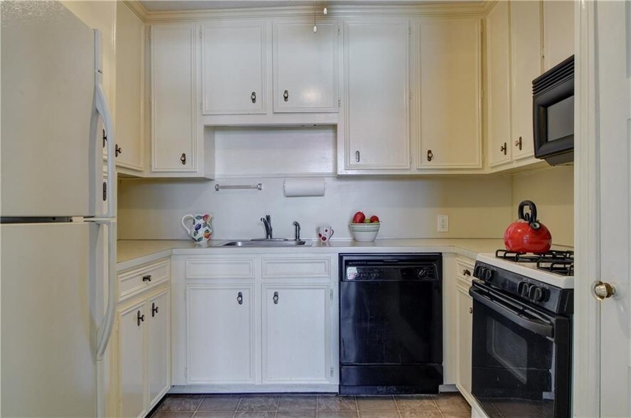 Kitchen - 6950 Hillcrest Ave