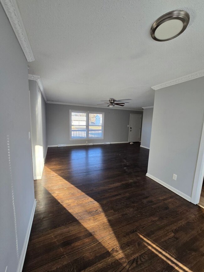 Building Photo - 3 Bedroom Ranch with large fenced in backyard