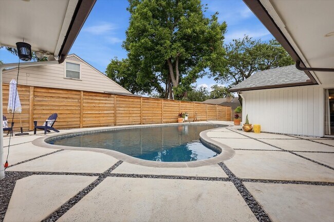 Building Photo - 14840 Knollview Dr