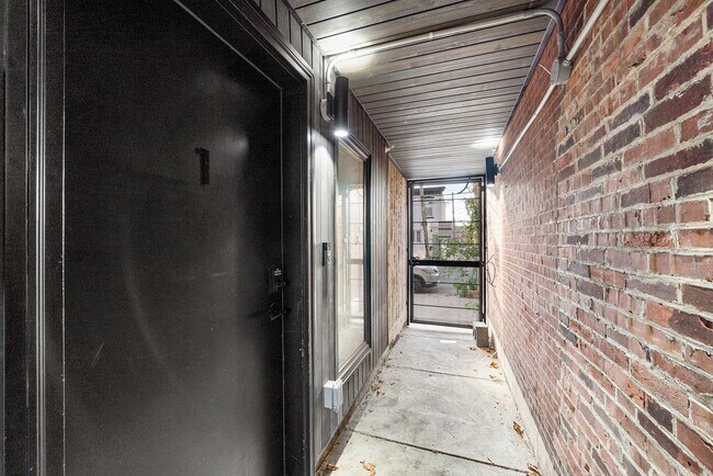 Building Photo - Fairmount/Brewery town gorgeous luxury apartment home, oversized rooms