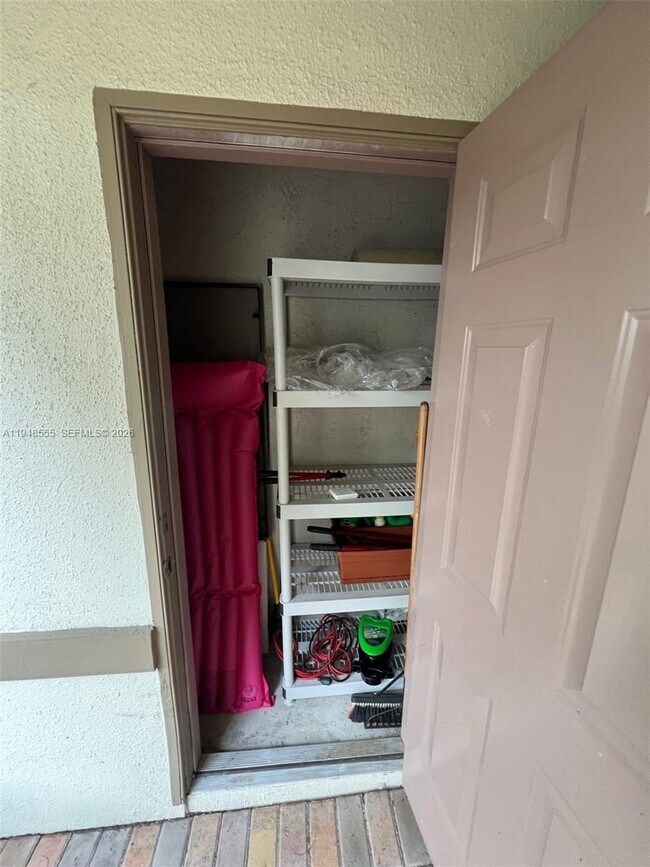 Building Photo - 252 City View Dr