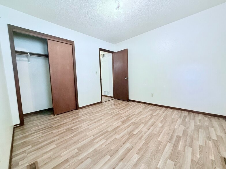 Building Photo - 206 E Elm St