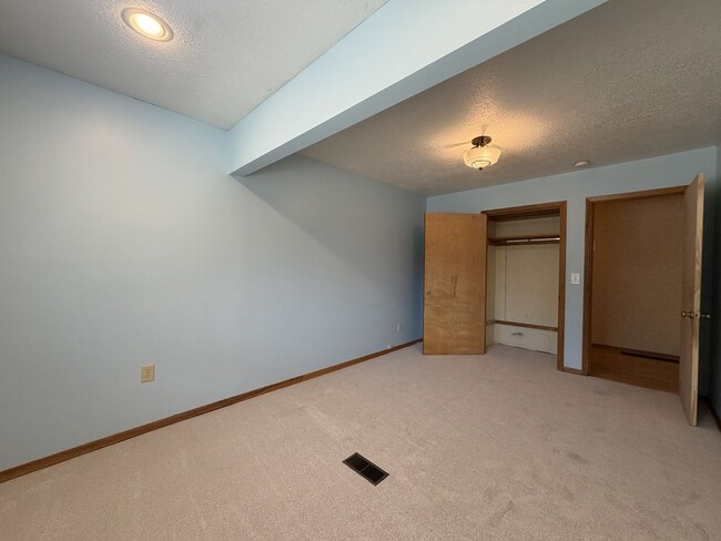 Building Photo - 5220 SE 33rd Pl