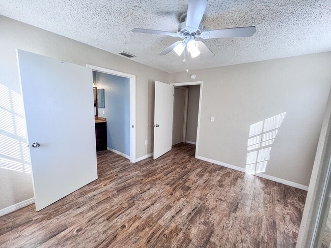 Building Photo - Windsor Park #1118 - On several bus routes to UF