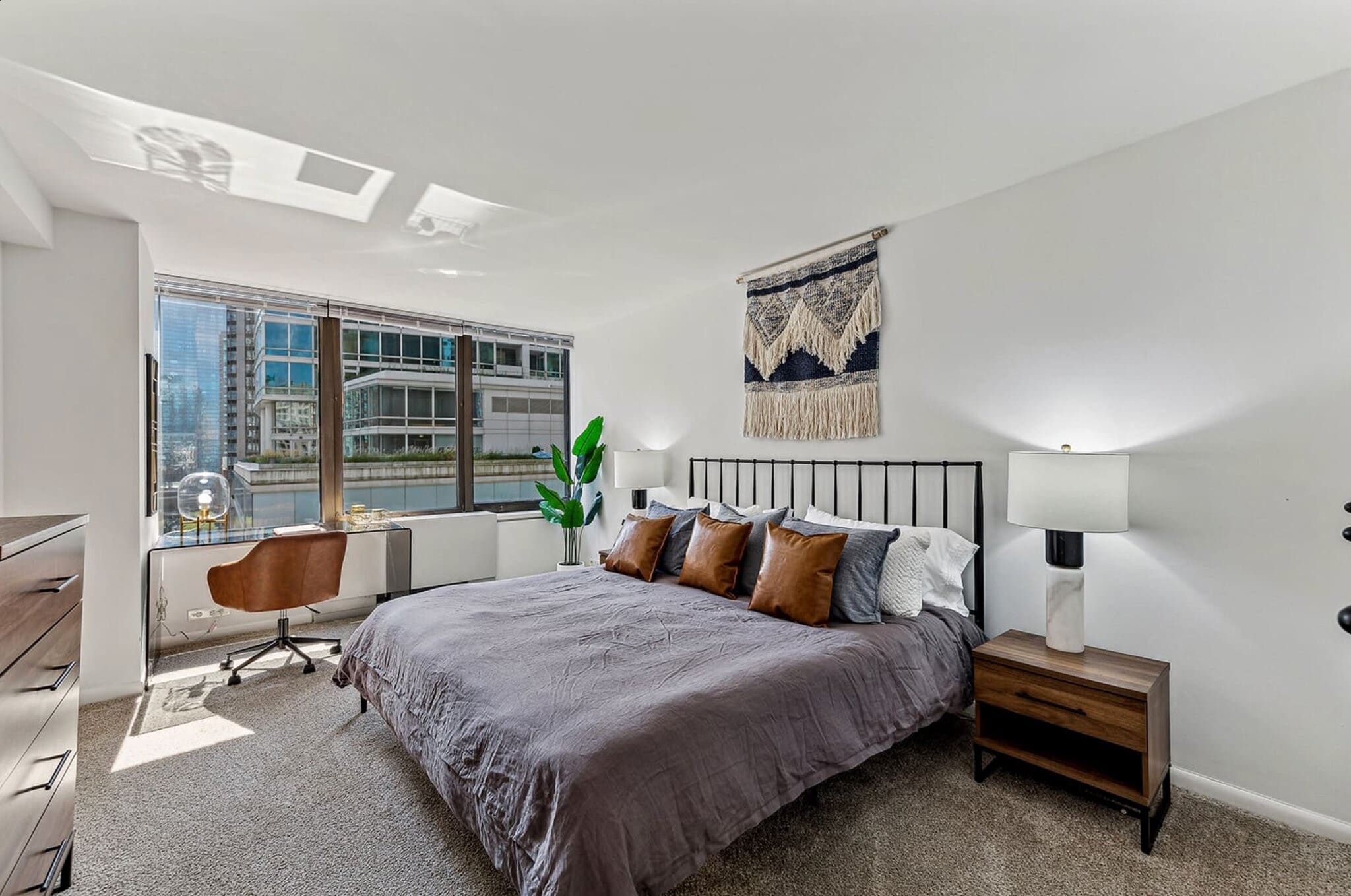 Building Photo - 324 E Ontario St